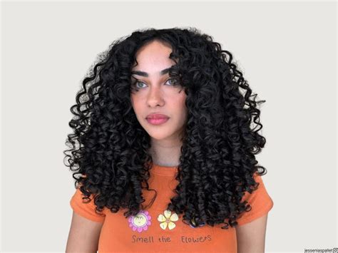 cabelo encaracolado curto feminino|20 cortes de cabelo encaracolado imperdíveis para。